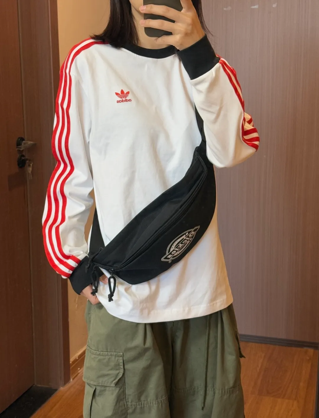Watermark-free upper body rendering 𝟬𝟱𝟰𝟰𝟲# Exclusive real shot/difference between various stolen pictures and online version on the market [𝗮𝗱𝗶𝗱𝗮𝘀 Adidas clover long-sleeved T-shirt, made of soft cotton fabric, skin-friendly, Breathable, super comfortable to wear. ✅Full set of 1:1 customized accessories ➕Customized three-label ➕𝗬𝘂𝗮𝗻 version of the hang tag ➕𝗹𝗼𝗴𝗼 packaging bag🔥 ➕Scan the tag to enter the official website. ✅Top version, ins Xiaohongshu Kuaishou Got something = lots of bloggers are wearing it. ✅Adidas’ absolute Hot Sale star Same Style Details are online, feel free to compare! The iconic clover logo embellishes the chest, highlighting the brand's charm. Fixed color and classic three-bar stripes, classic will never go out of style! Versatile is not picky, the original model is perfect for the upper body, so buy it with your eyes closed! ✅The striped elements on both sides of the sleeves add a sporty and fashionable feel, making it easily adaptable to various sports or daily leisure scenes. Whether you are running for fitness or hanging out on the street, it can keep you full of energy without losing the sense of fashion. ✅Complete sizes to meet the needs of different body shapes! Color; white with red Size S-3XL